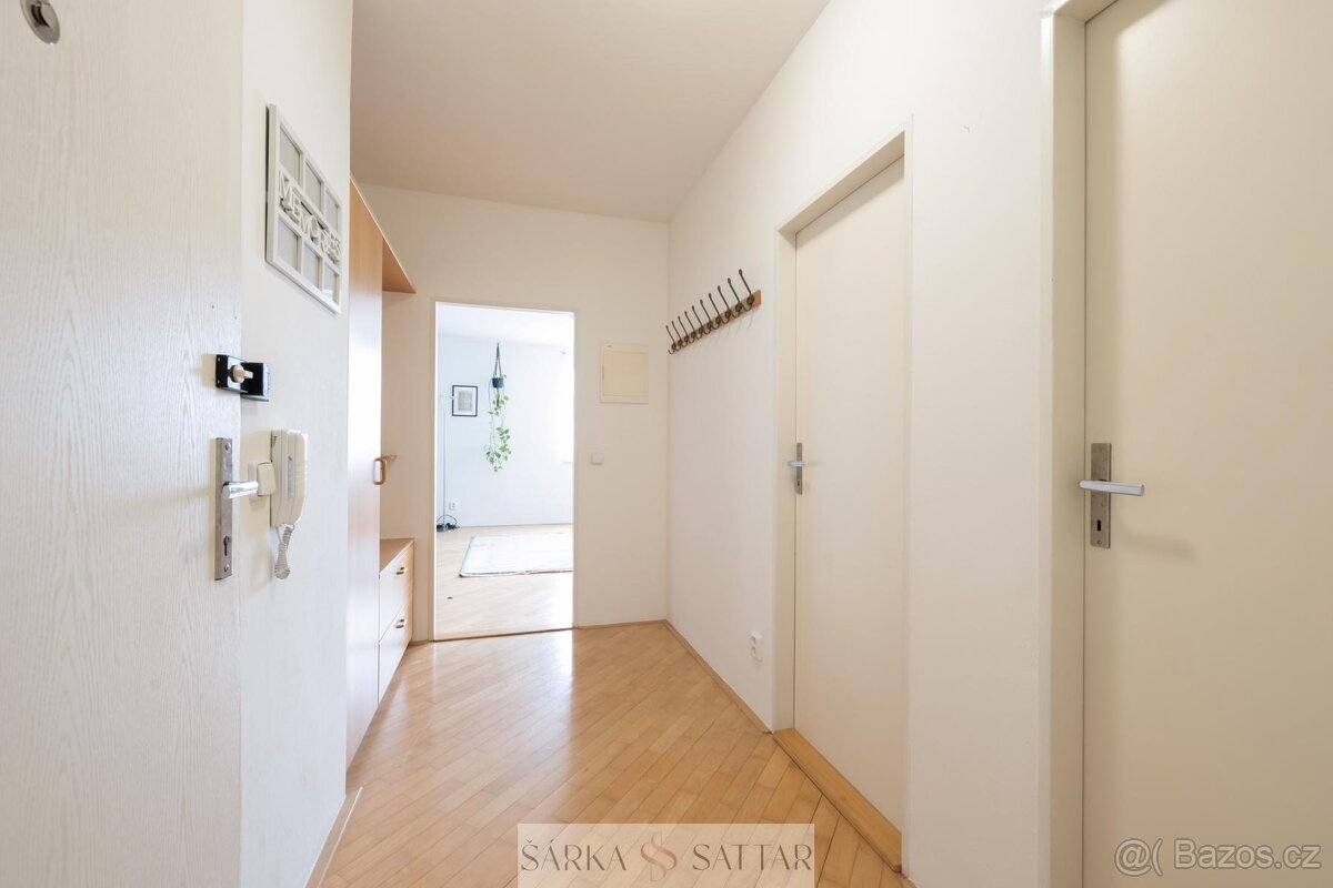 Prodej světlého 2+kk 54m2 s garážovým stáním , 2x sklepem, v - 17