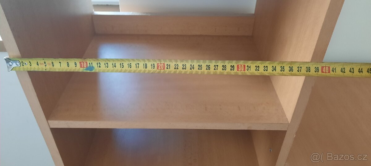 Rohový PC stůl s regály a policemi (vč. dvou zásuvek) - 17