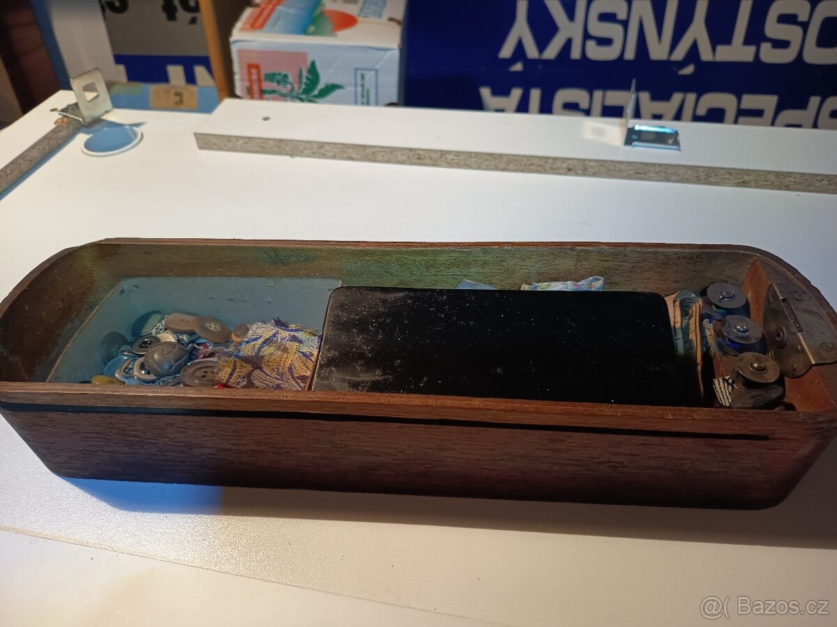 Šicí stroj Bobbin se starožitnou výbavou - 17