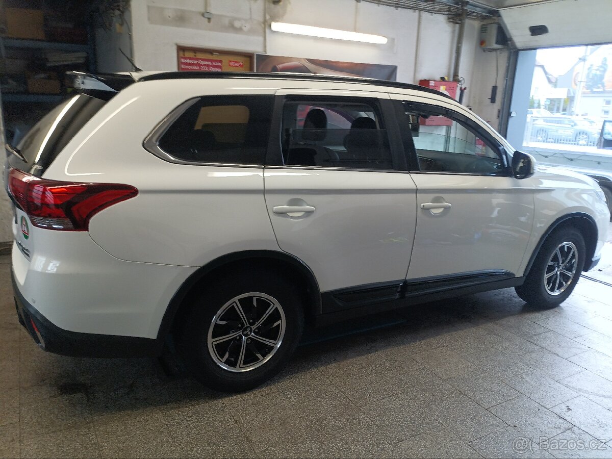 Outlander 2.2 4WD 7 míst BlackEdition TOP - 17