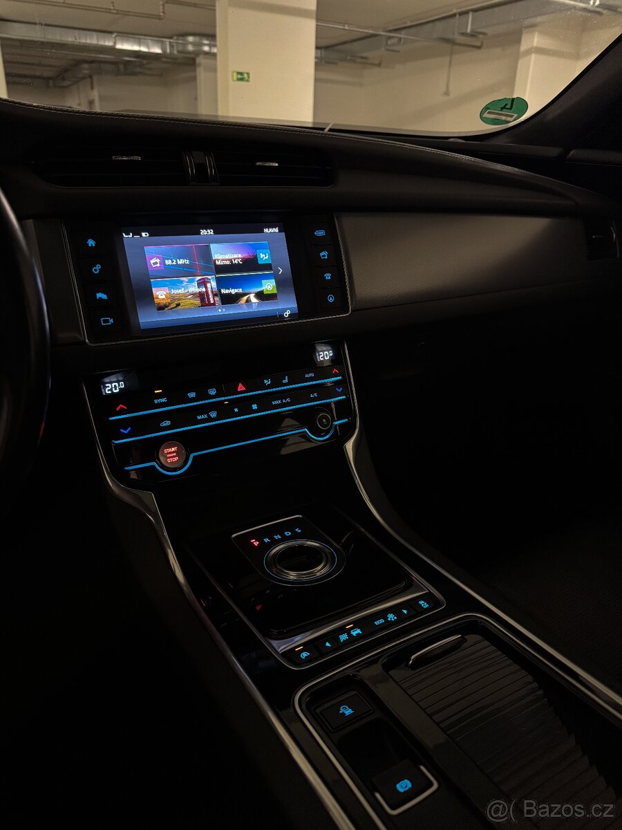 Jaguar XF 3.0D V6 R-SPORT - 17