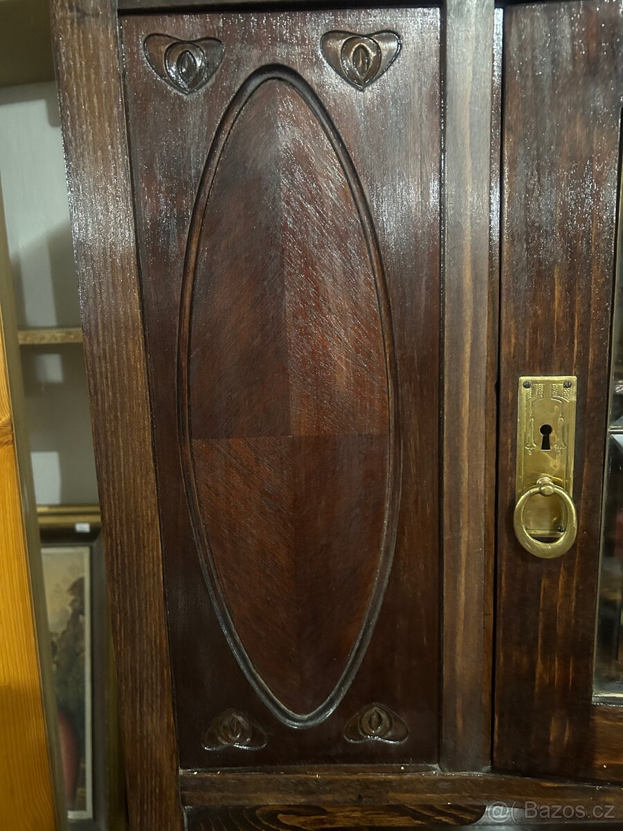 Krásná vitrína s vitrážemi elegantní kus - 17