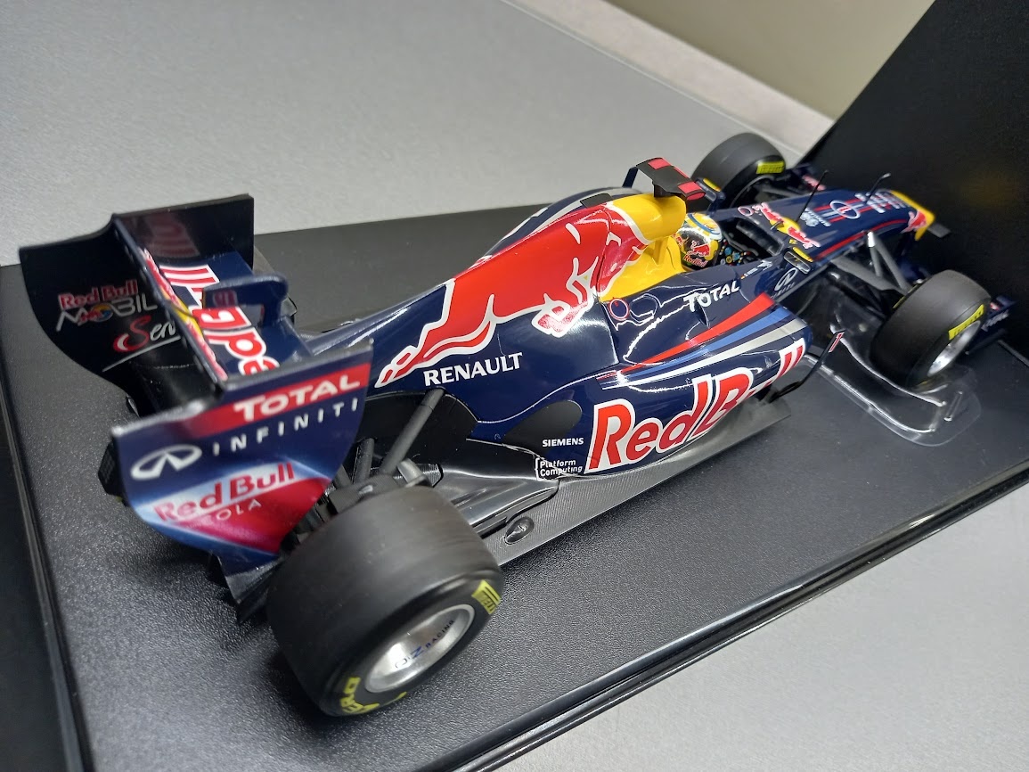 2X F1 RED BULL RB6 2010 a RB7 2011 VETTEL MINICHAMPS 1:18 - 17