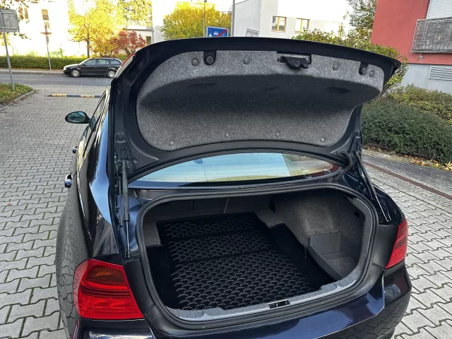 BMW E90 320i 110kW Xenony ALU R17 Tempomat El. tažné - 17