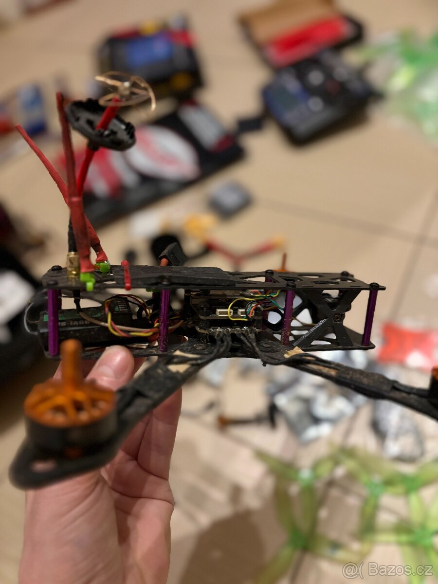 FPV dron + FPV bryle + baterie + nahradní díly - 17