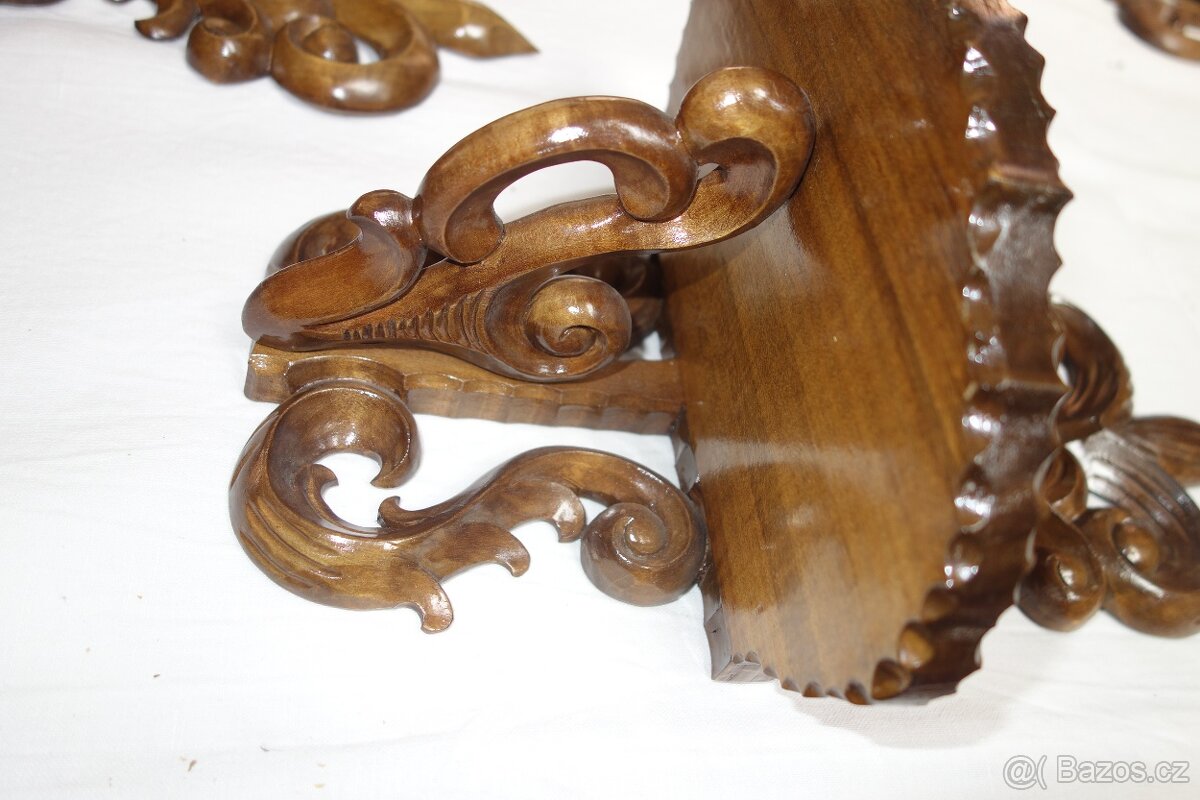 Vyřezávaná skříňka, vyřezávané poličky, podstavce na květiny - 17