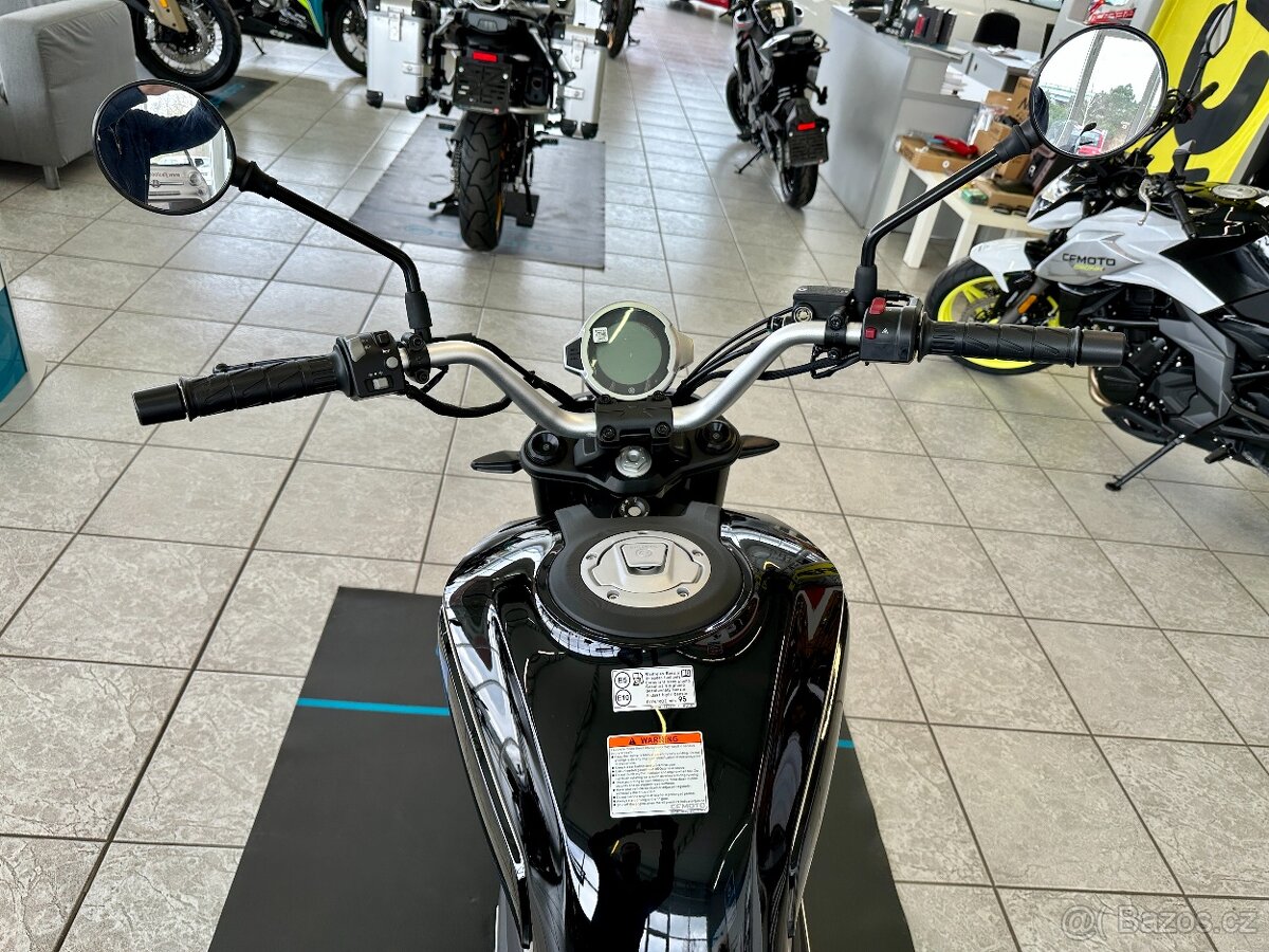 CFMOTO 300 CLX - bílá,černá AKCE helma - 17