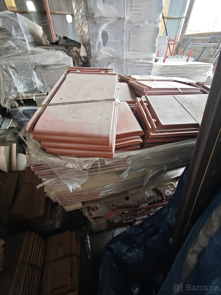 Stavební materiál – střešní tašky a další, různé druhy. - 17