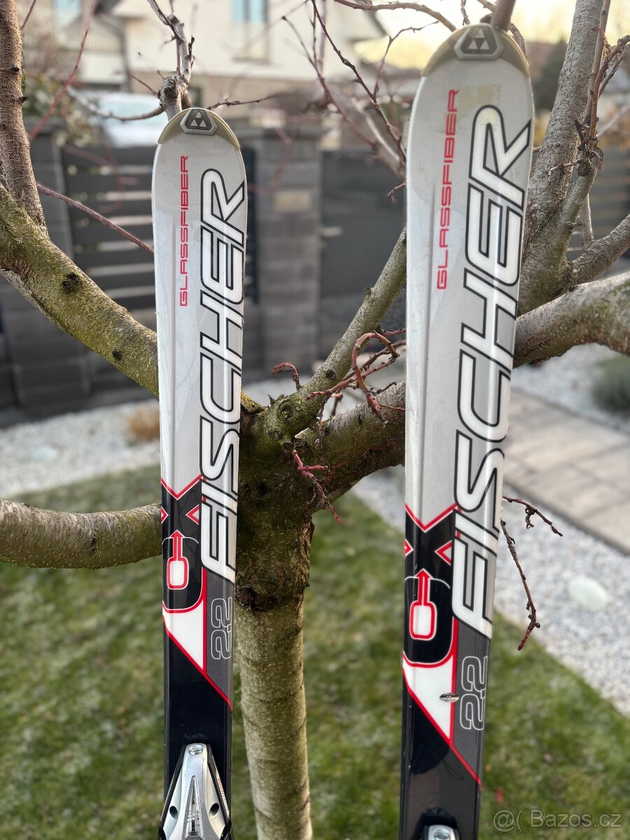 Lyže Fischer, lyžáky Salomon, hůlky, helma a brýle - 17