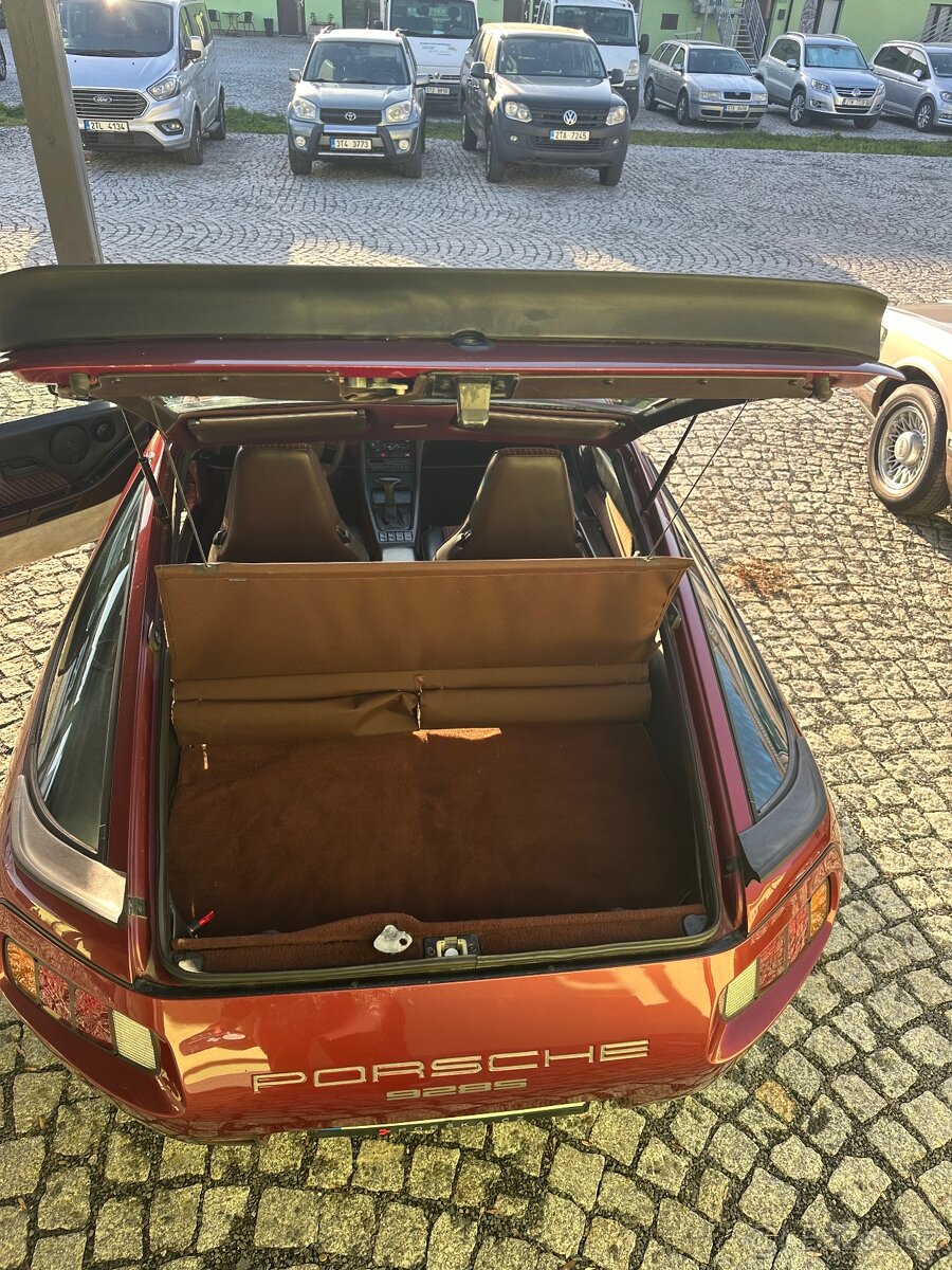 PORSCHE 928S - 17
