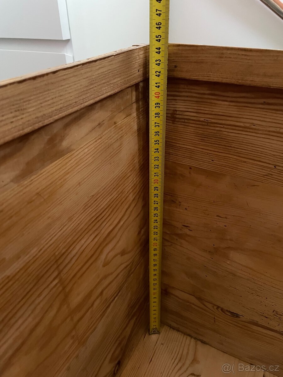 Dřevěná truhla s kováním české výroby - 17