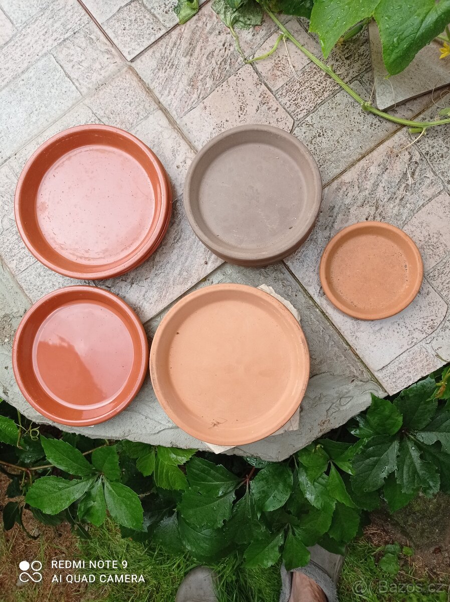 Květináče, keramické figurky - 17