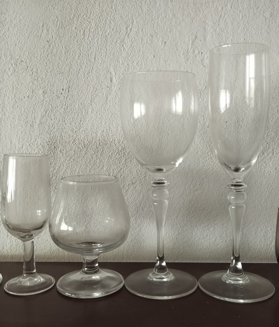 Sklenice na víno a alkohol. Talíře a tácy Bernadotte. Hrnky - 17