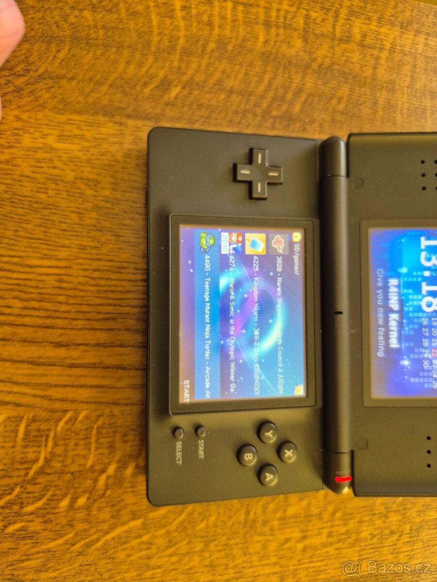 Nintendo DS Lite s příslušenstvím. - 17