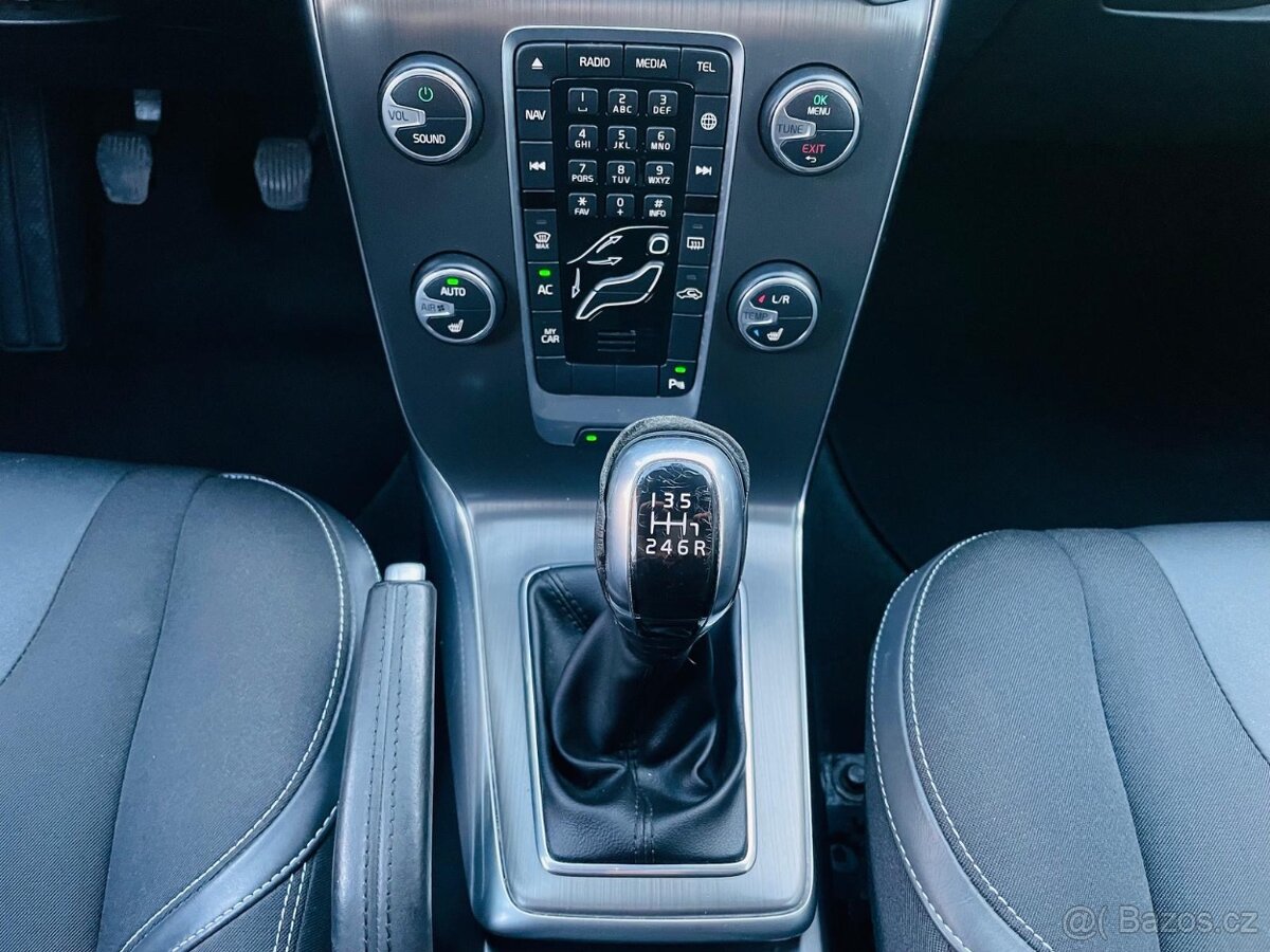 Volvo V40 2.0 D3 5VÁLEC 110KW MANUÁL LED SENZORY SERVISKA - 17