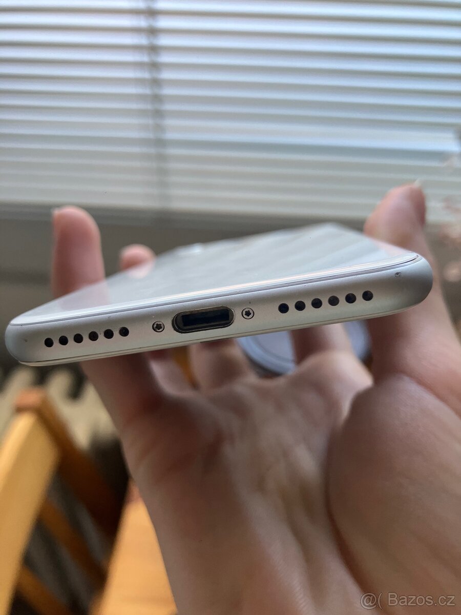 iPhone 8 silver 64gb není plně funkční - 17