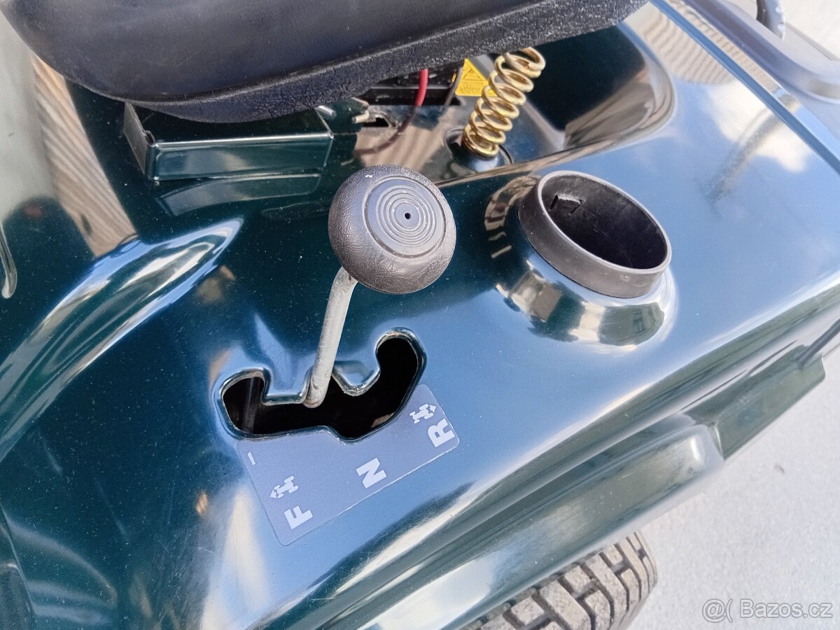 Prodám zahradní traktor MTD Bolens 15.5Hp - 17