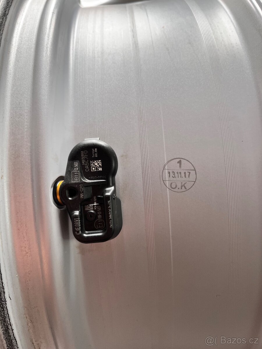 Toyota RAV4 - 4. Generace alu originál sada disku - ET45 - 17