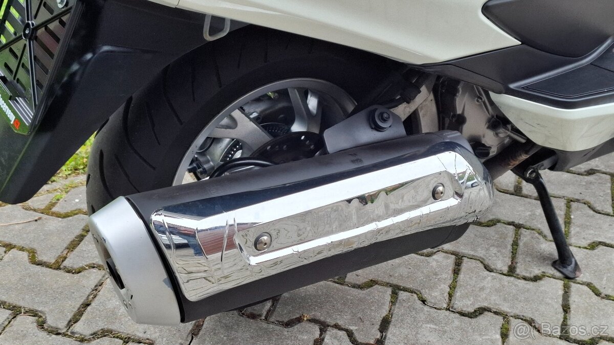 Suzuki Burgman 400 - r. 2011, najeto 42.318 km - 17