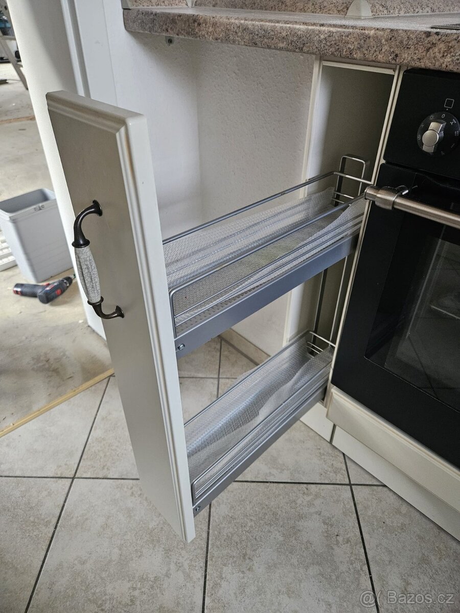 Moderní kuchyňská linka se spotřebiči - 17