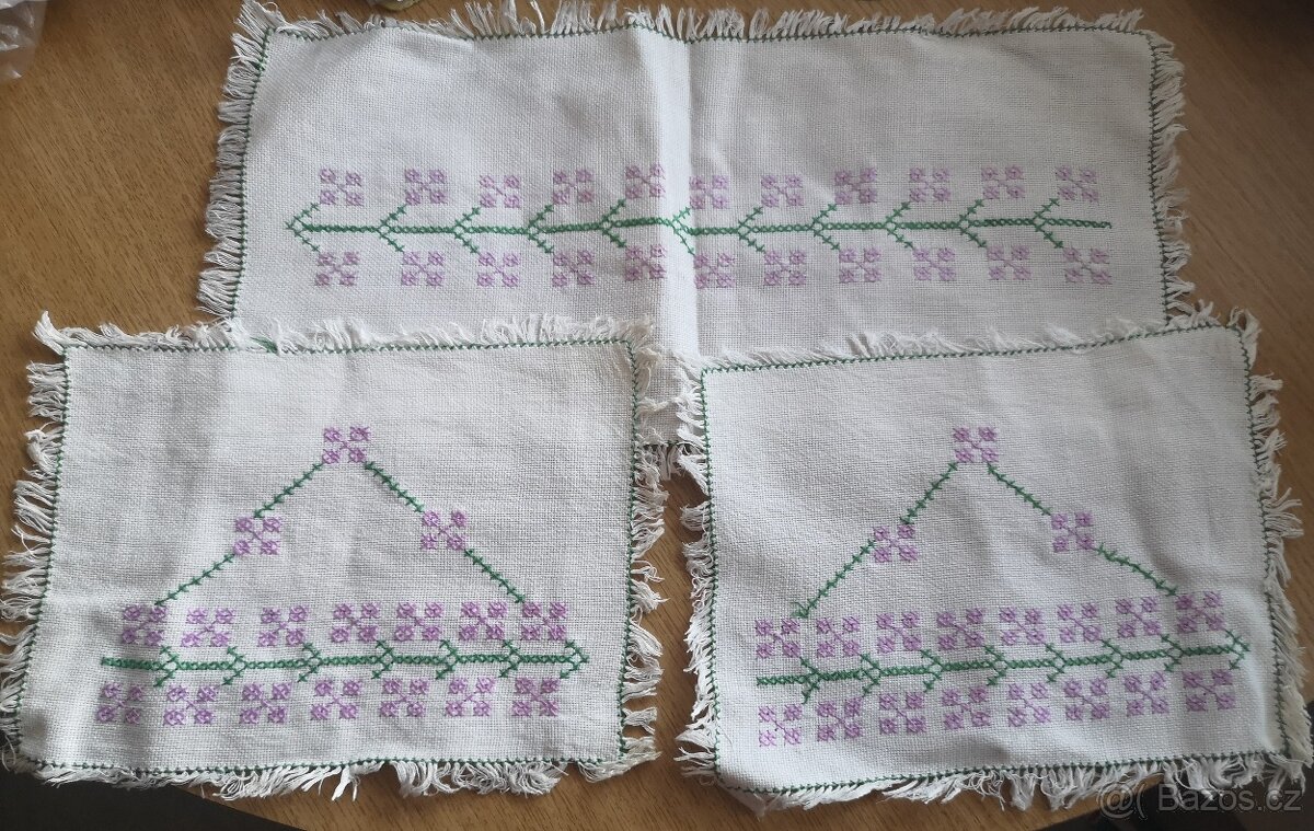 Záclony, červené závěsy, ubrus. - 17