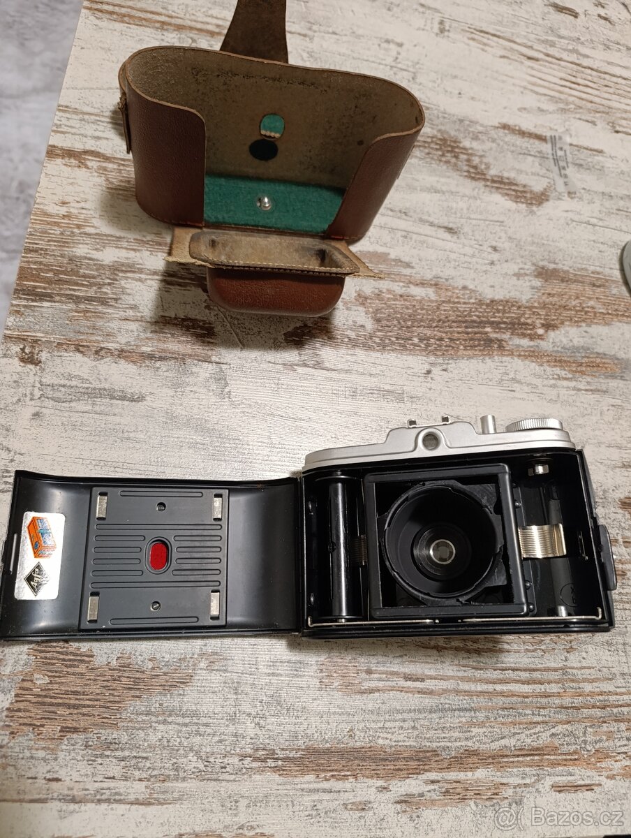 Starožitnosti -vazy a knihy, fotoaparát - 17