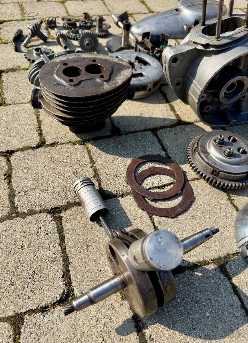 Manet M90 - rozebraný motor - 17