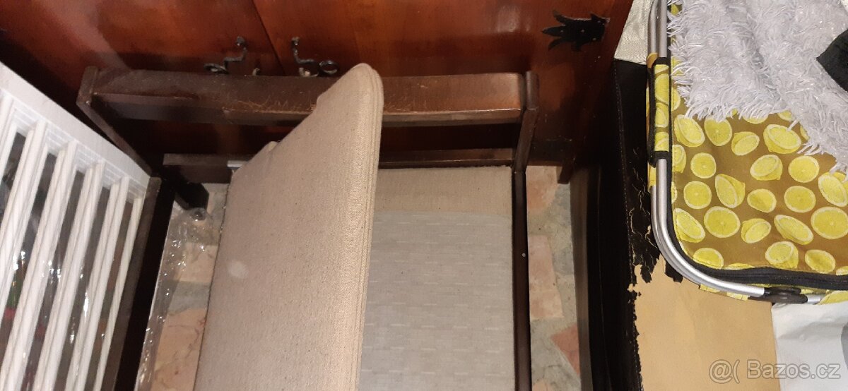 vintage rozkládací gauč z masivu + 2ks. bobík - 17