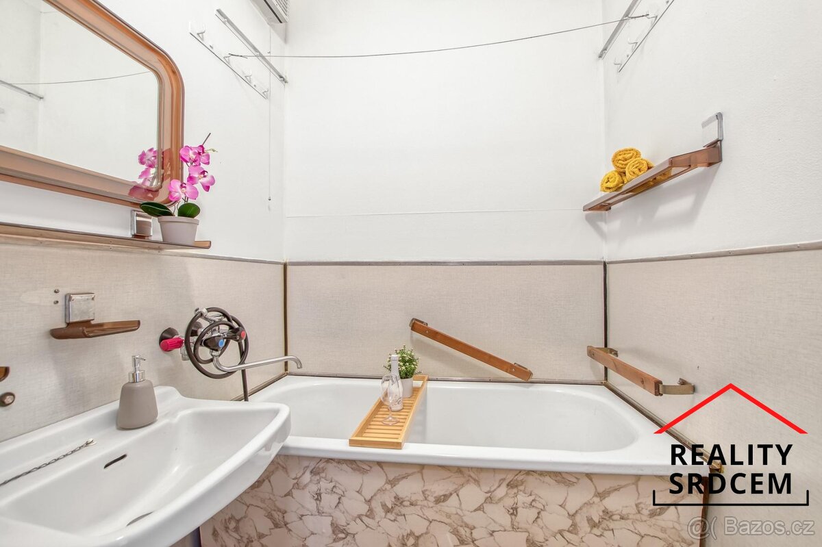 Prodej bytu 2+1, 63 m2, šatna + balkon, Masarykova třída, Or - 17