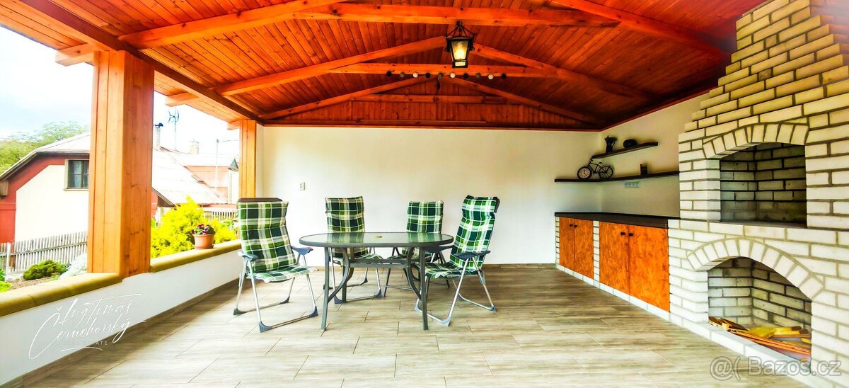 NOVINKA - Prodej krásného rodinného domu s bazénem, dřevěnou - 17