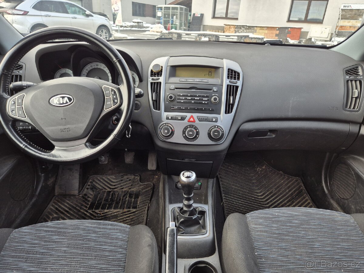 Kia Ceed 2007 1.6 CRDi - klima, tažné, vyhřívané sedačky - 17