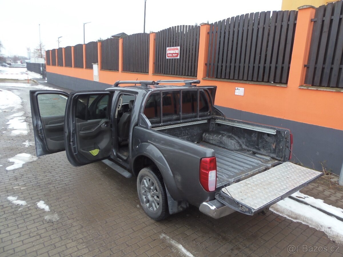 Nissan Navara 3.0 D Double-cab 4x4 tažné 3T - 17