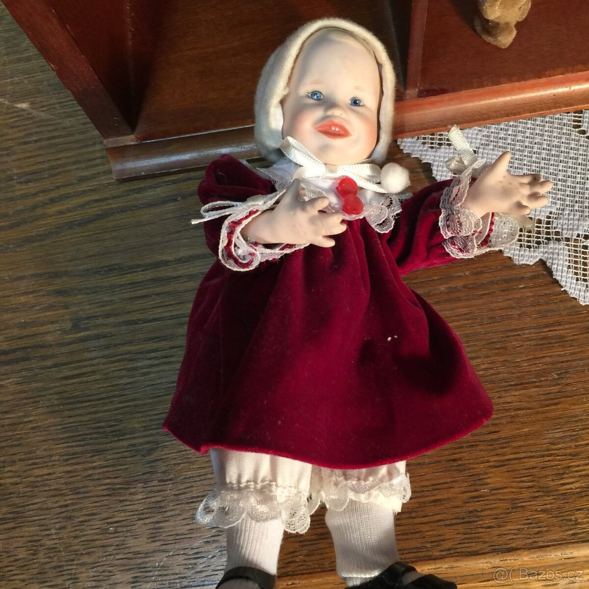 sběratelské panenky porcelánové značené a polička - 17