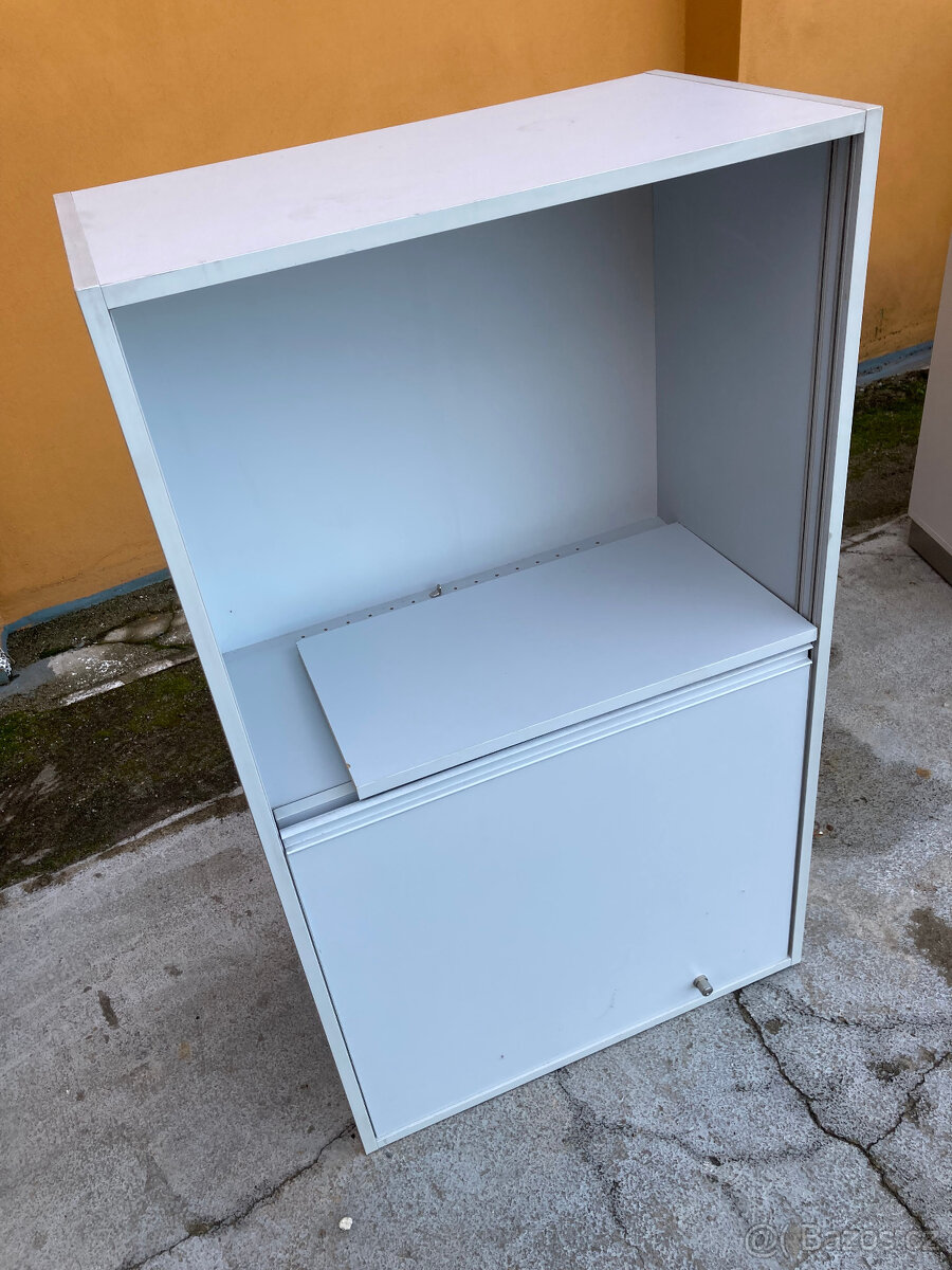 Skříňka nábytková nízká s posuvnými dveřmi za 500 kč - 17