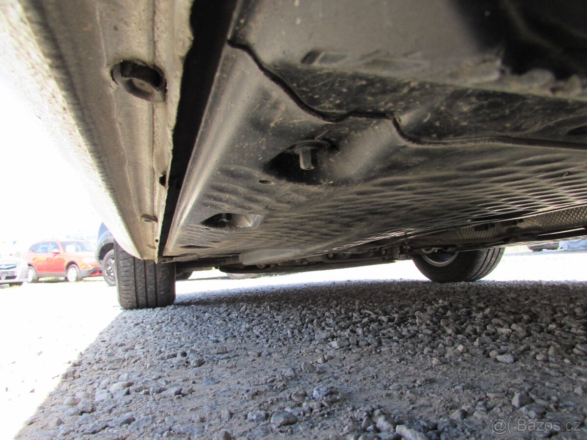 Škoda Octavia II 1.6 TDi 77kW kombi, Servisní kniha, 2.maj. - 17