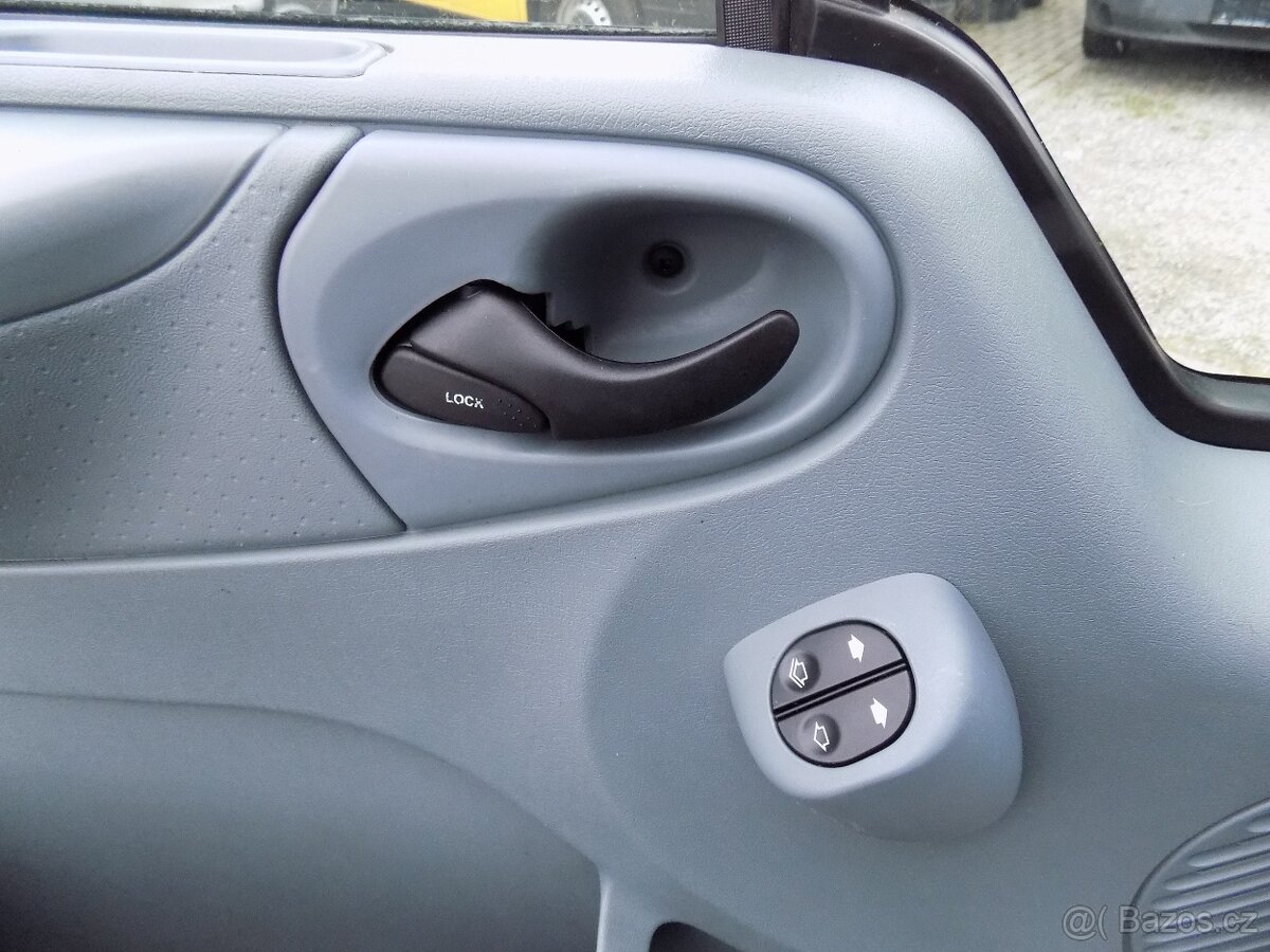 Ford Transit 2.2 TDCI SWB TREND AC 9 MÍST - 17