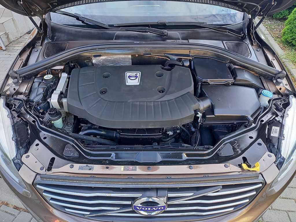 Volvo XC60, 2.4D5 120k 4x4+klima+Manual+ROZVODY - 17