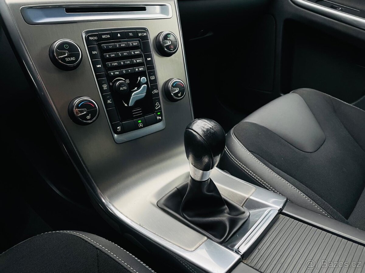 Volvo XC60 2.4D 5VÁLEC 120KW 4x4 MANUÁL VÝHŘEV SERVISKA - 17