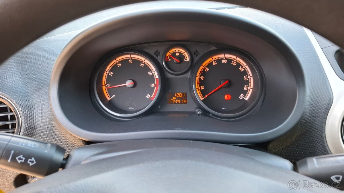 Opel Corsa III 1,0i - 44kw. SLUŠNÝ STAV - NOVÁ STK+EM - 17