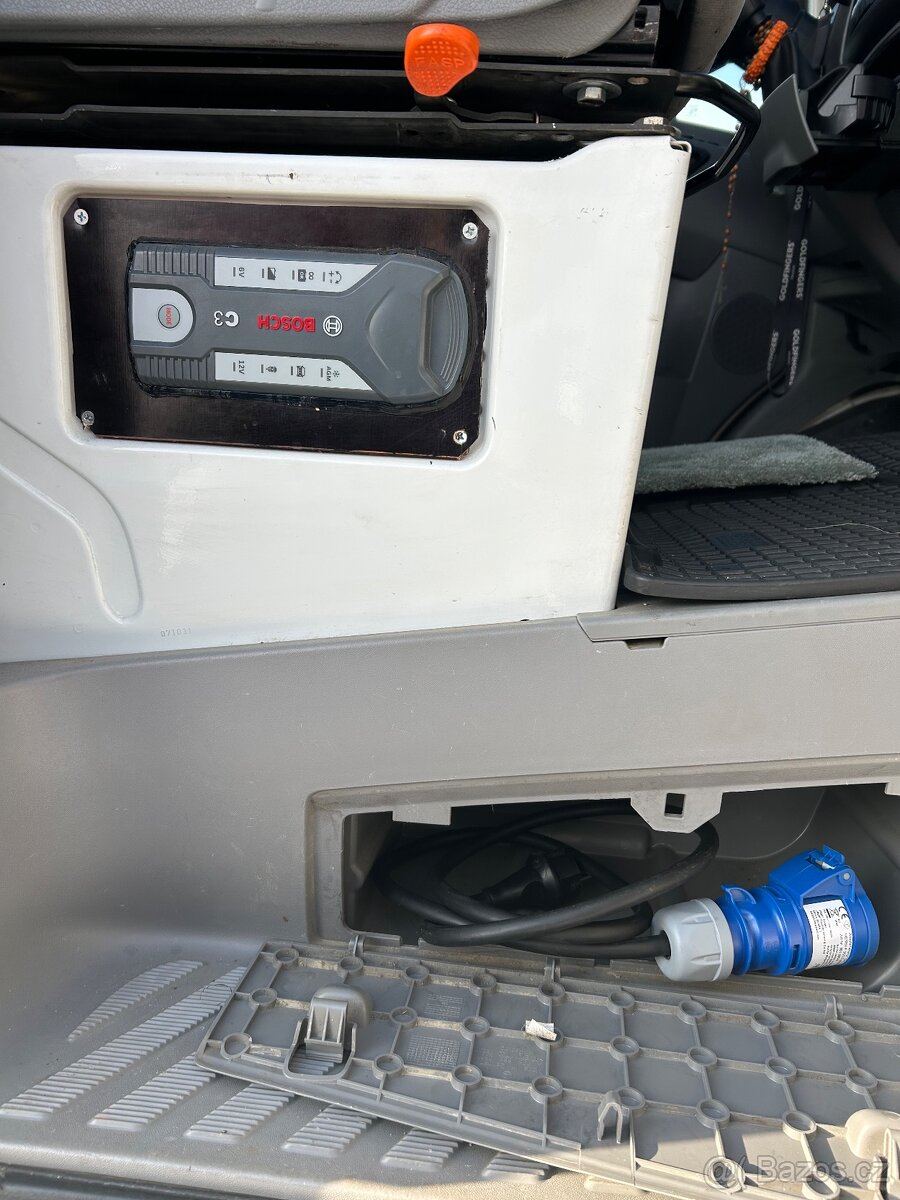 Obytná dodávka VW Crafter 2,5 tdi - 17