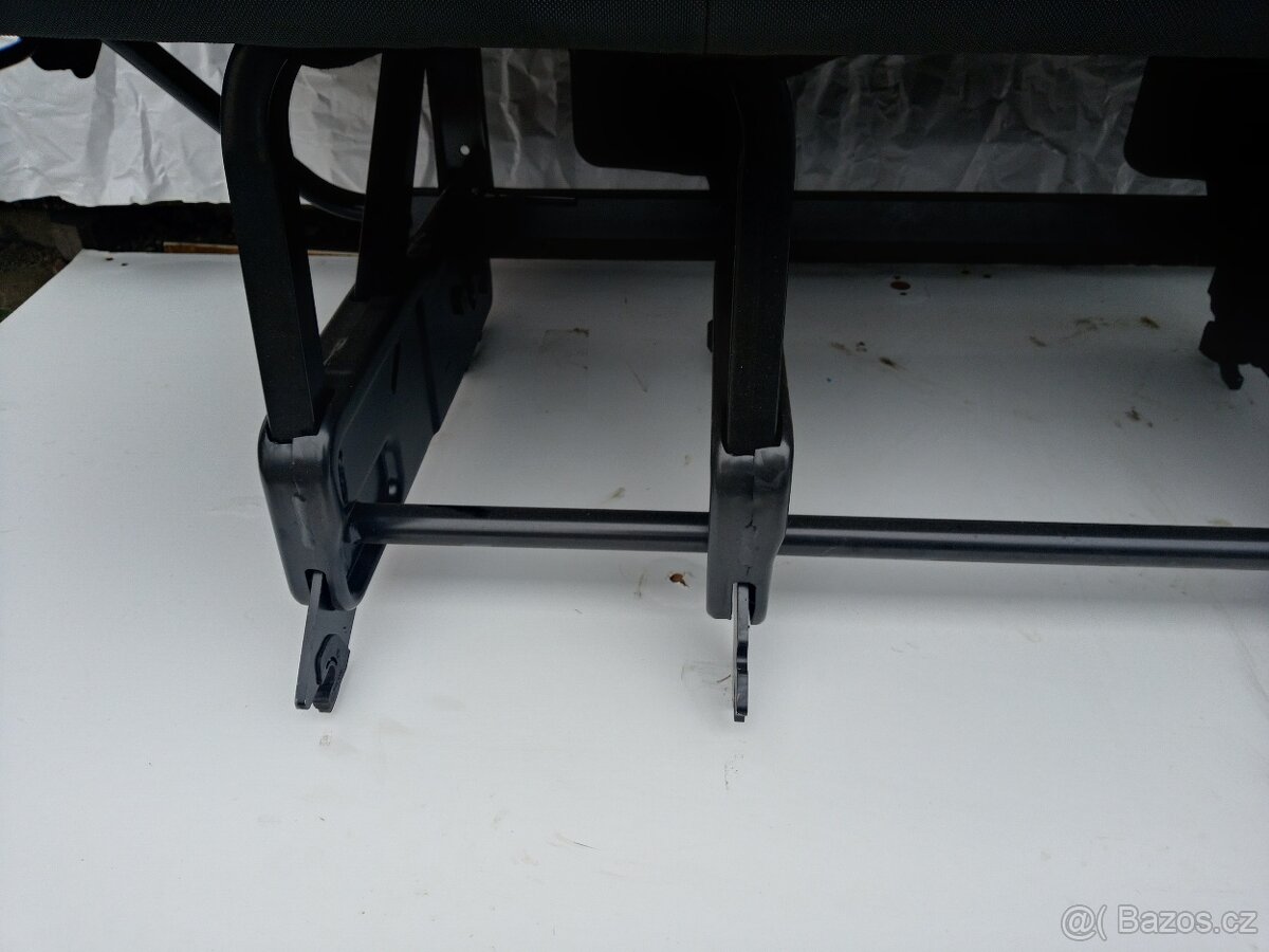 PRODÁM TROJSEDAČKU S INTEGROVANÝMI PÁSY RENAULT MASTER 2019 - 17