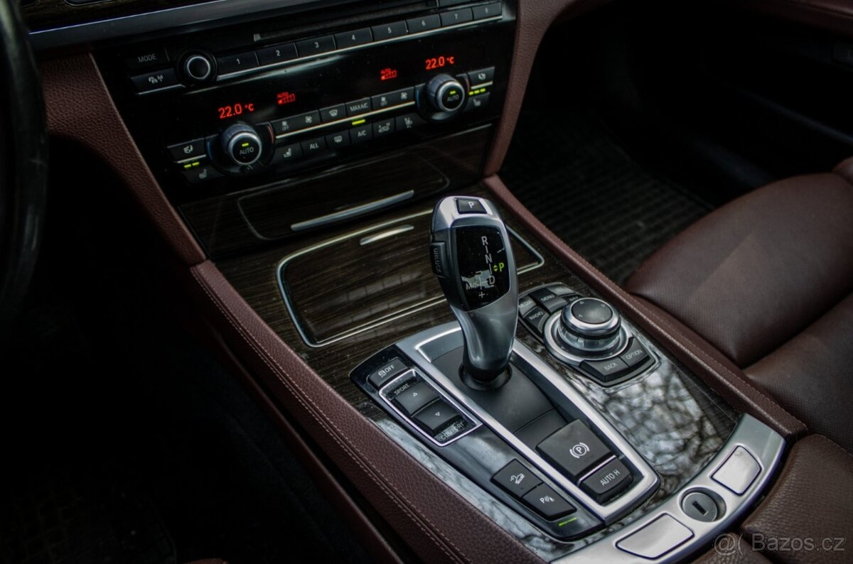 BMW 750d xDrive | 2017 | servis, výborný stav - 17