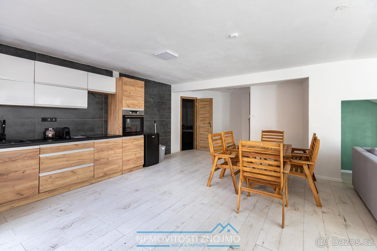 Prodej domu se 3 apartmány, útulným dvorkem, a na skvělé adr - 17