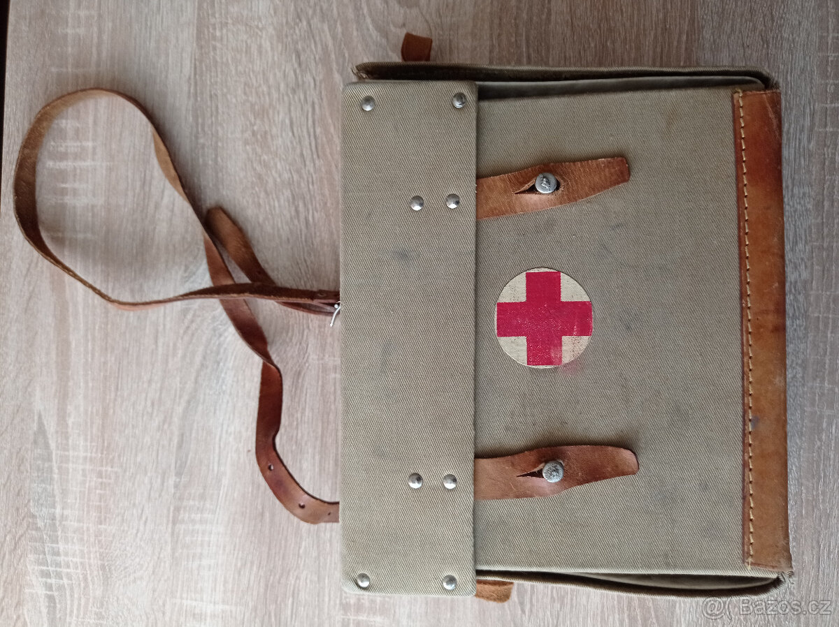 Vojenské: oblečení, lékárnička, čutory, svítilna, čepice aj. - 17