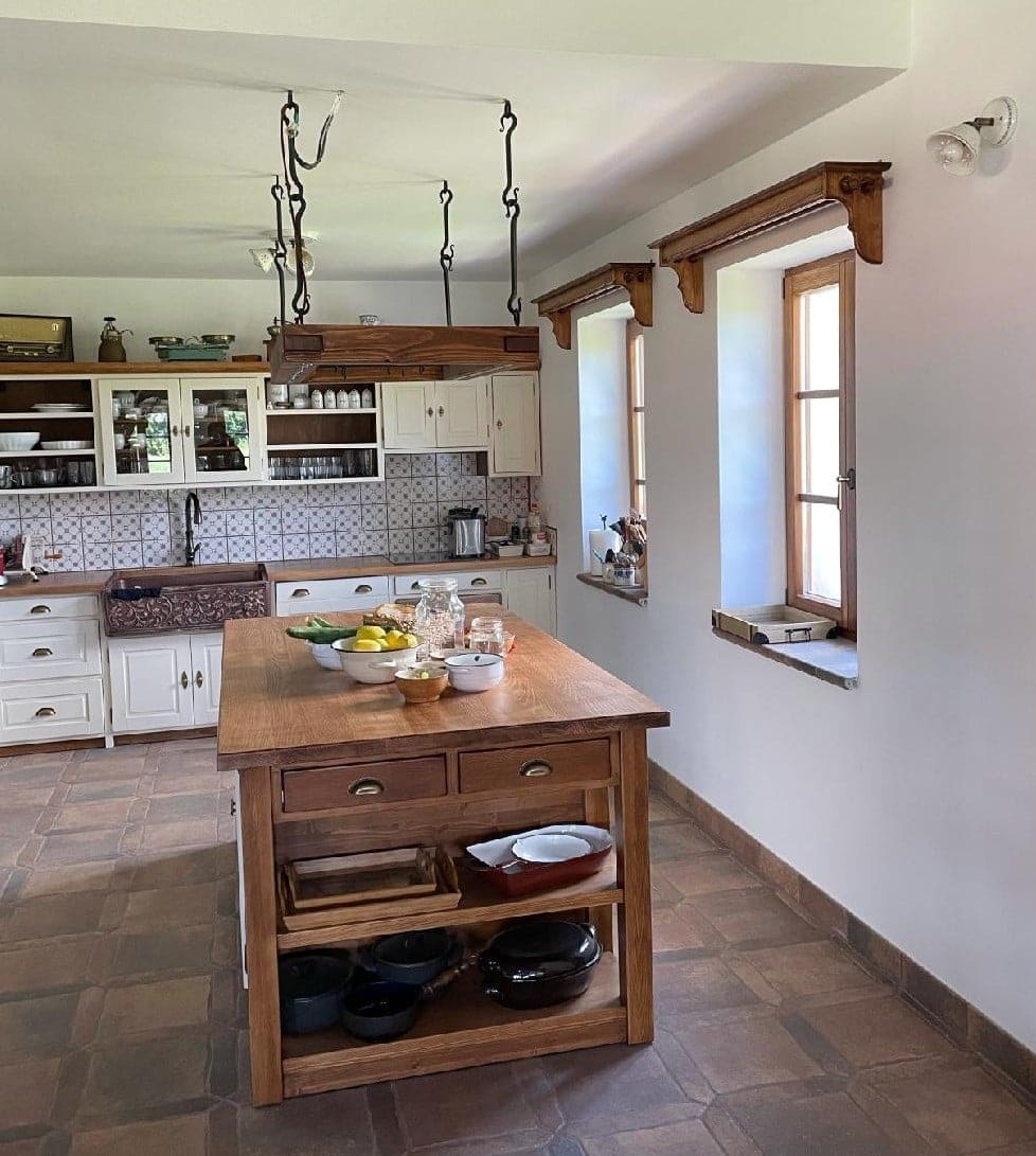 Dřevěná garnýž z masivu s policí na míru. - 17