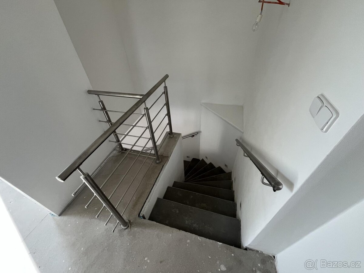 Prodej RD po kompletní reko. dvě bytové jednotky zahrada 710 - 17