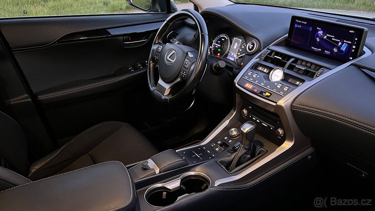 Lexus NX300h Hybrid m.2021 Perleť Navi Kamera Automat CVT - 17