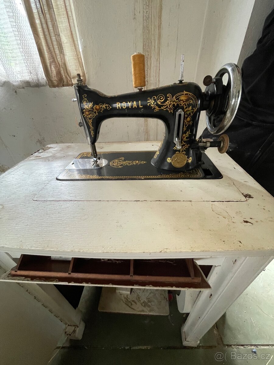 Starožitný šicí stroj ROYAL - 17