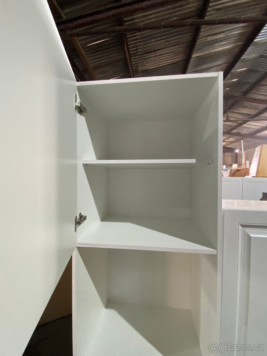 Moderní kuchyňská linka bez spotřebiči - 17