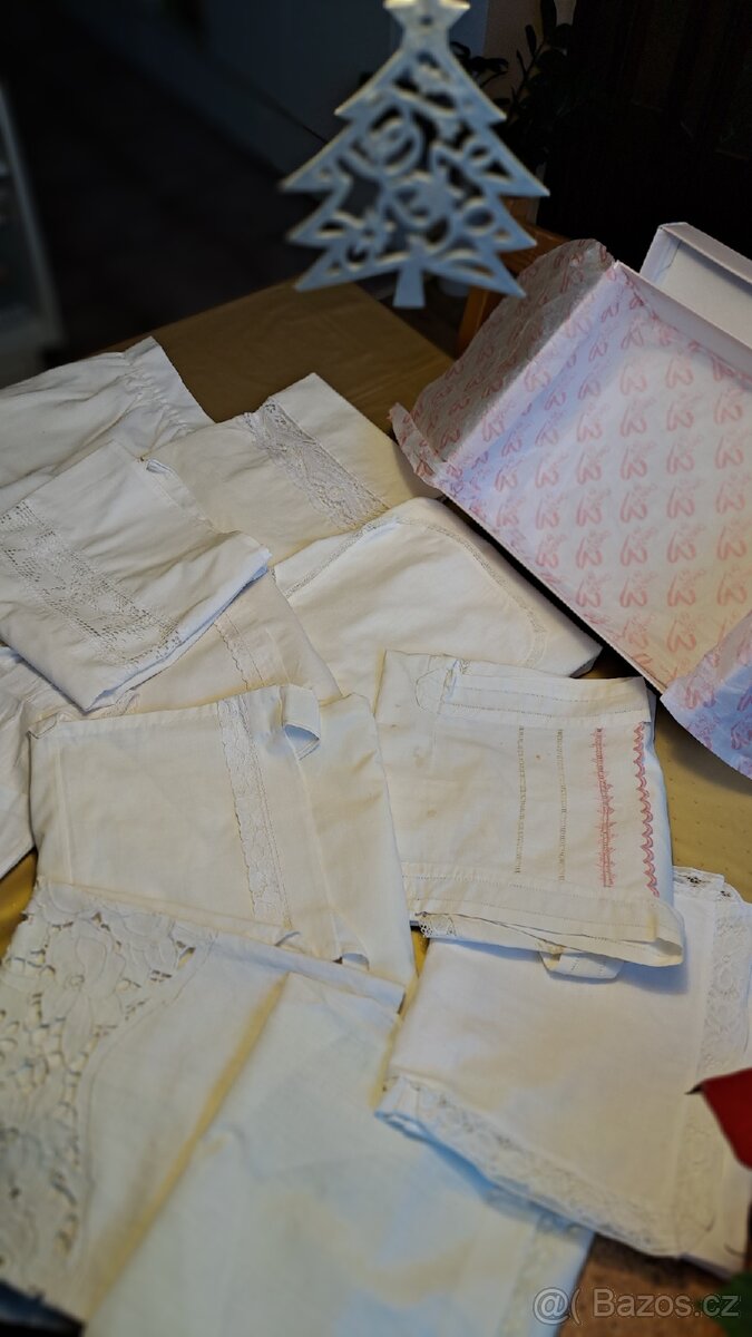 retro sbírka cukrářských zástěrek, krajkové límečky - 17